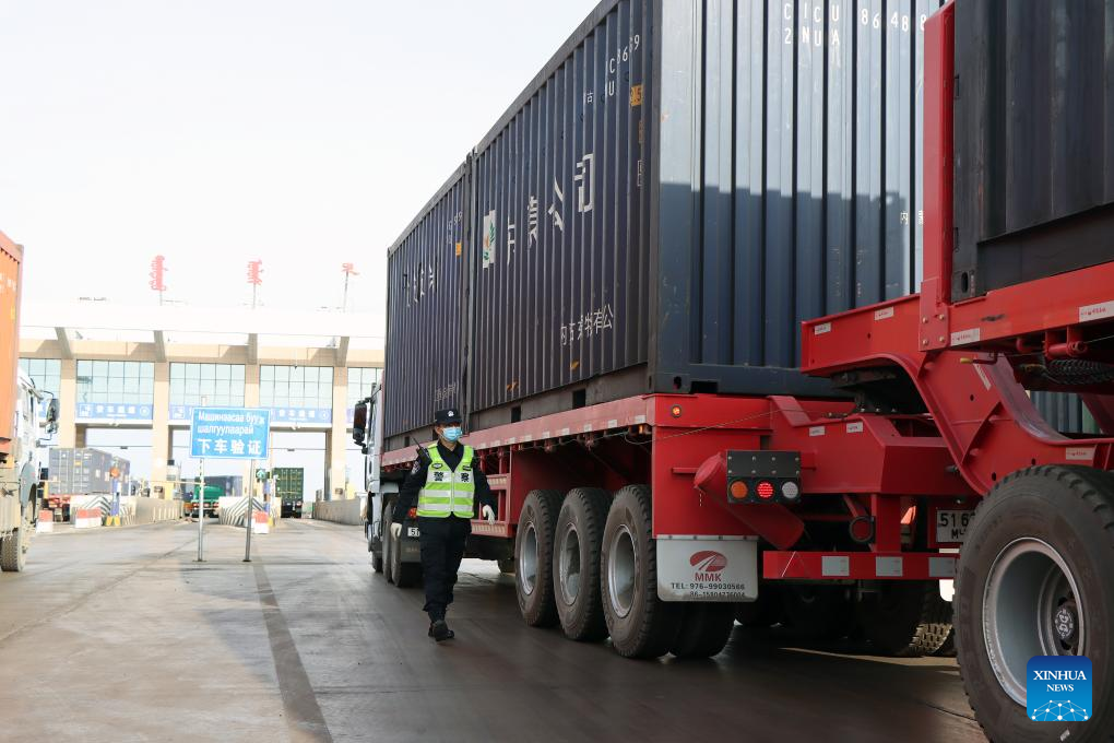 China-Mongolia highway port handles over 10 mln tonnes of goods in 2024