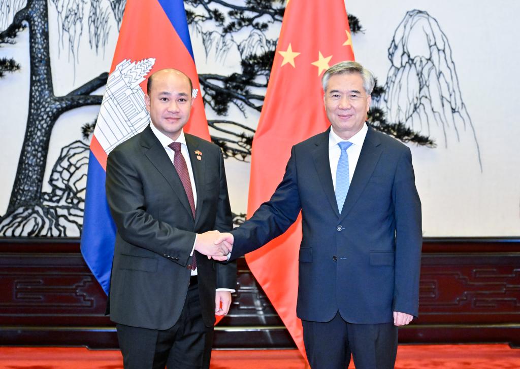 Çin ve Kamboçya, iletişim ve işbirliğini geliştirme sözü Verdi