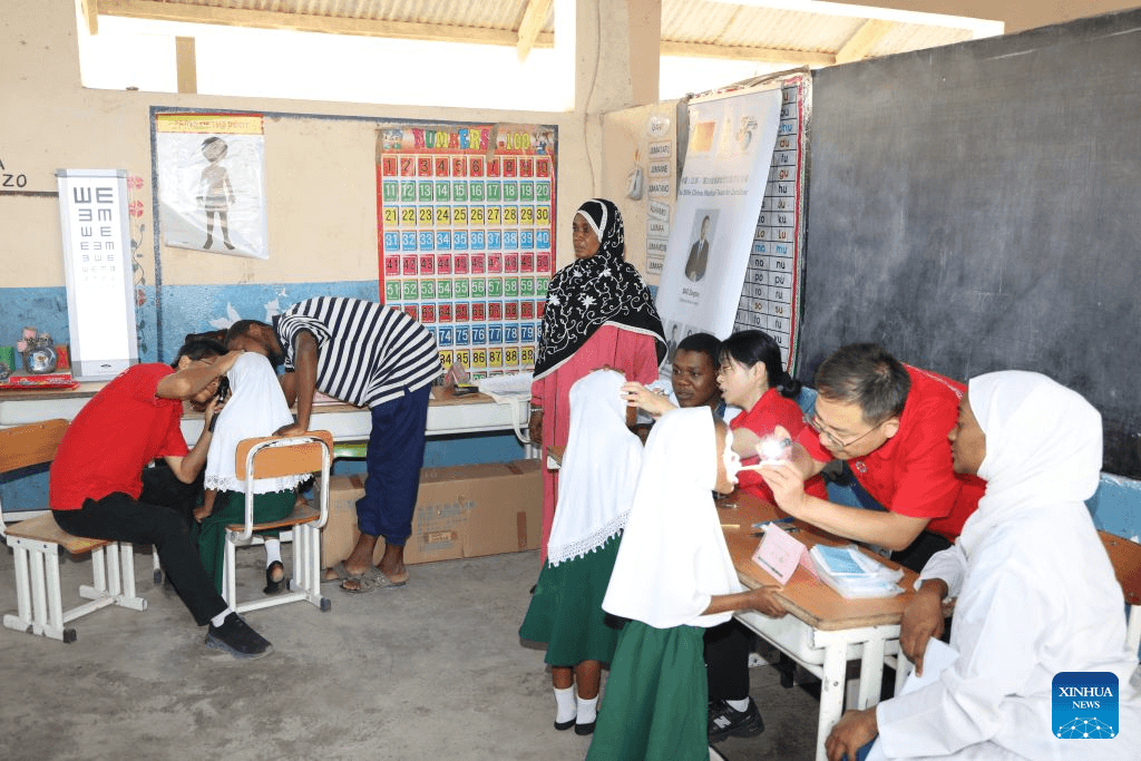 Çinli sağlık ekibi Zanzibar’da çocuklara ücretsiz sağlık hizmeti sundu