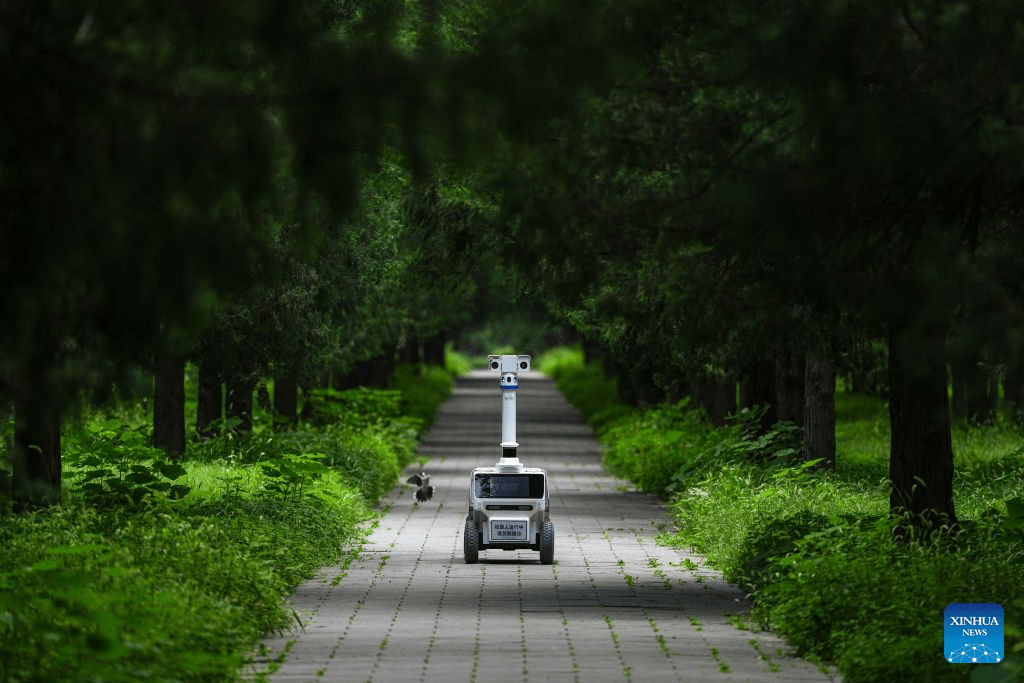 Pekin’deki Cennet Tapınağı Parkı’nda yeni robotlar görüldü